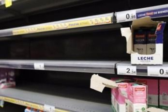 Bricks de leche en la estantería de leche, en un supermercado Carrefour - CÉZARO DE LUCA - EUROPA PRESS