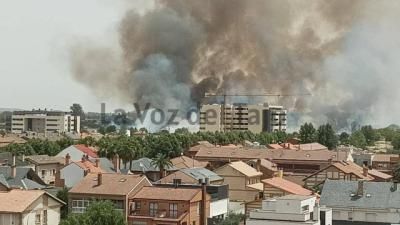 Incendio en Talavera: la columna de humo es visible desde kilómetros de distancia