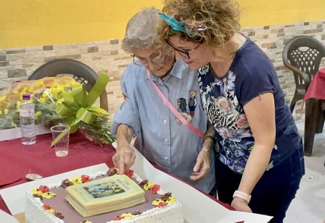 Isabel García Luján es sorprendida por su nieta con un libro que narra sus vivencias