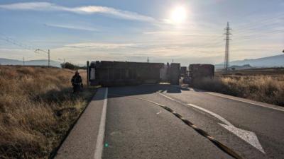 El vuelco de un camión que transporta combustible corta la N-420 en Puertollano