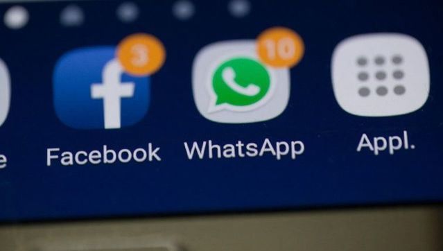  Apps de Facebook y WhatsApp en la pantalla de un teléfono móvil. PIXABAY