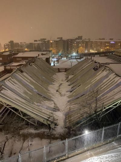 TOLEDO | El peso de la nieve hunde el techo exterior del Colegio Maristas