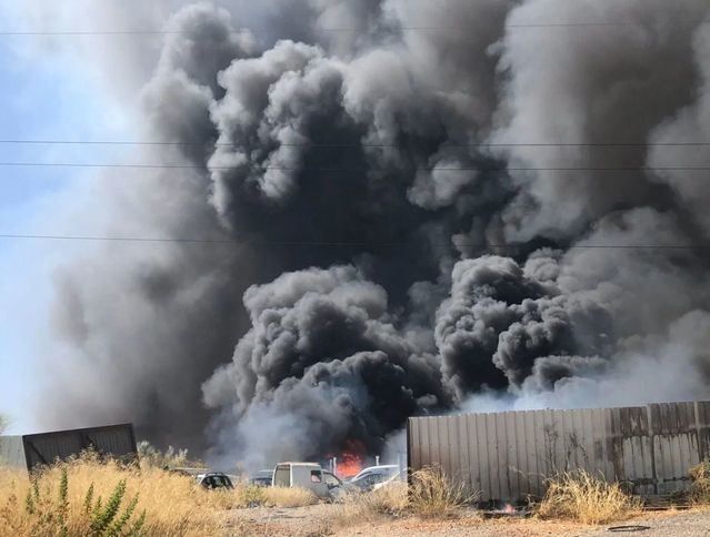 Controlado el incendio de Azucaica: parte del desguace ha quedado calcinado