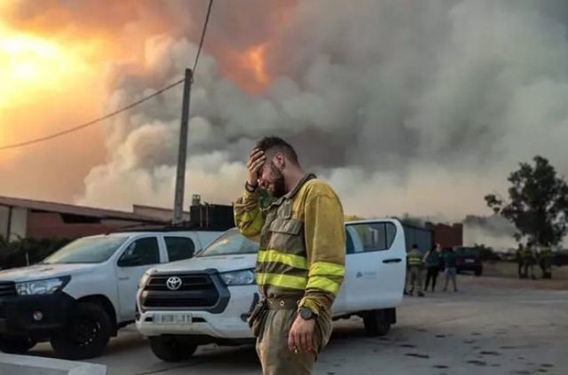  Un bombero llora en las inmediaciones del incendio de Losacio, en Zamora (Castilla y León) - EMILIO FRAILE / EUROPA PRESS
