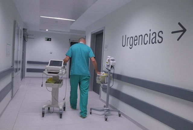 Denuncian el 'colapso' en las Urgencias del Hospital y Sanidad se defiende