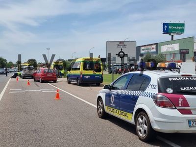 Tres heridos en un accidente de tráfico entre dos coches en Cazalegas