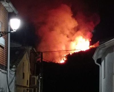 Vídeo y fotos: Noche de angustia en Sartajada y municipios cercanos por incendendio forestal