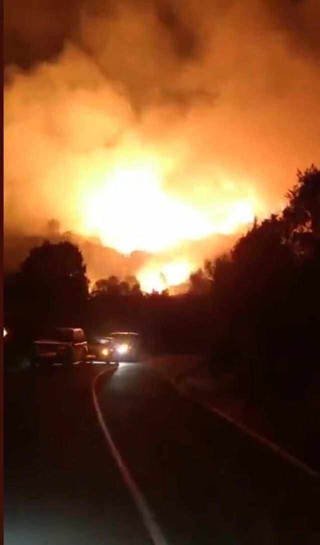 El incendio en Sartajada sigue preocupando: un niño de 12 años avisó del fuego