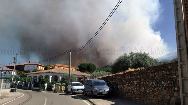 El fuego se acerca a las viviendas en Robledo del Mazo (VIDEO)