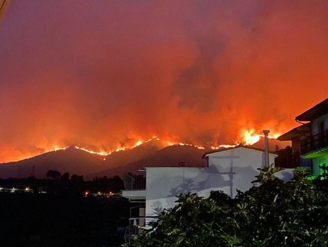 El incendio desde Pedro Bernardo - Foto: @nazaretb92