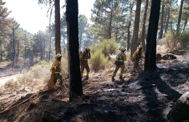 Mejora la situación en el incendio de Santa Cruz del Valle