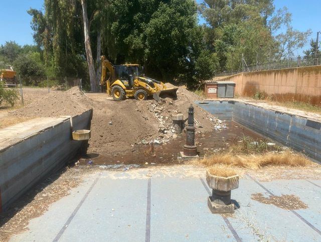 ¿Por qué llenan de arena una piscina de Talavera?