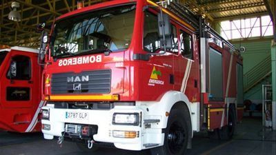 Dos bomberos sufren un golpe de calor en el incendio de una vivienda