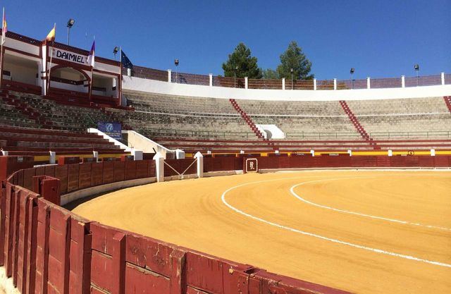 Un toro abre la puerta del toril y golpea a un hombre