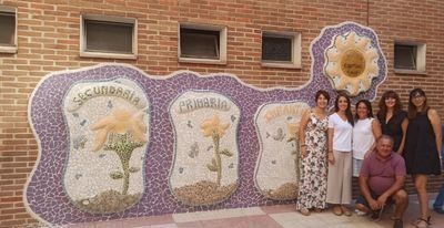 El Colegio Cristóbal Colón inaugura un nuevo mural cerámico