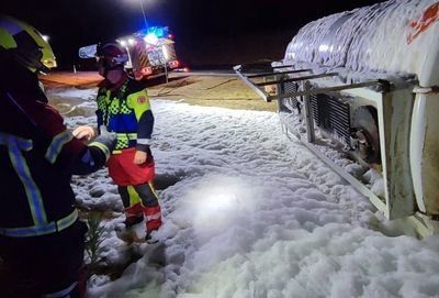 Un camión cisterna, que transportaba gasoil, vuelca en la A-40