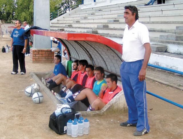 Isidro, en primer término, durante un partido del Talaverilla en 2006