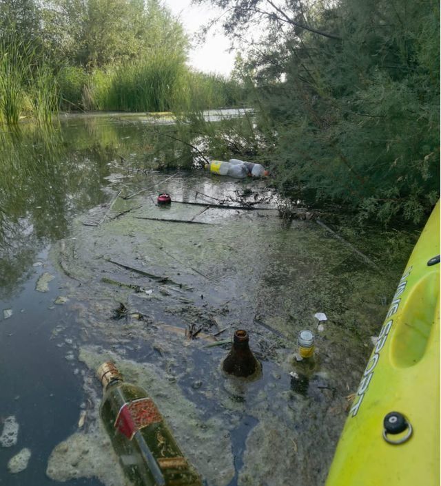 Basura en el Tajo - Imagen de archivo 