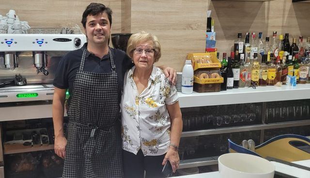 Los dueños del bar: Amparo y su hijo Chuchi 