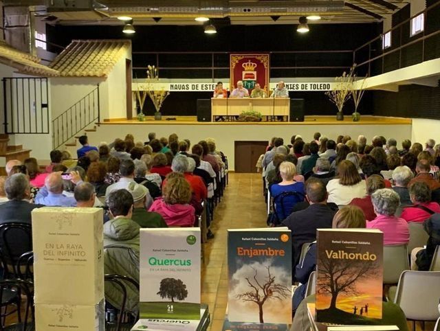 El club de lectura de la biblioteca de Talavera visita los lugares de 'Quercus'