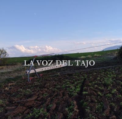 Un tractor choca con una torre eléctrica y deja a Alcolea de Tajo sin luz