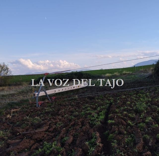 Un tractor choca con una torre eléctrica y deja a Alcolea de Tajo sin luz