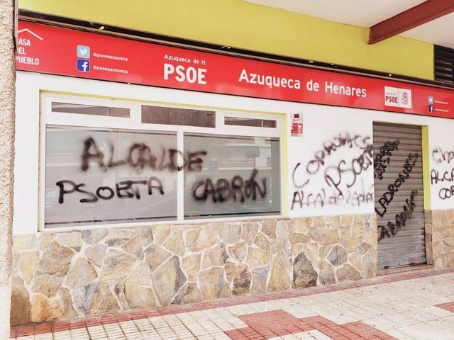 La sede socialista azudense apareció vandalizada este domingo - PSOE