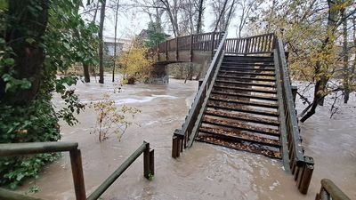 El río Júcar se desborda y anega partes del paseo fluvial de Cuenca