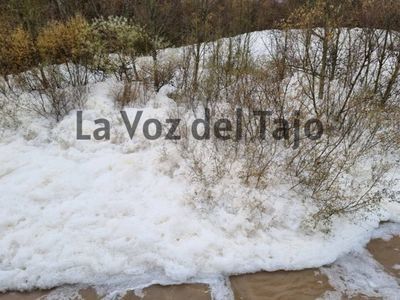 La penosa y contaminante ‘fiesta de la espuma’ en el embalse de Cazalegas