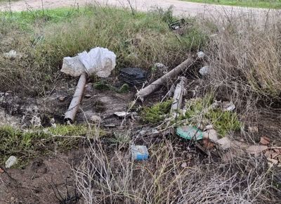 Vergonzoso: el Alberche, afluente del Tajo, lleno de basura