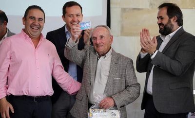 El pepinero Edilberto Díaz recibe un reconocimiento por años de apoyo y colaboración