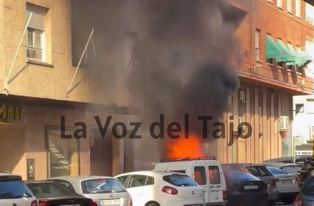 Espectacular incendio de un coche en pleno centro de Talavera