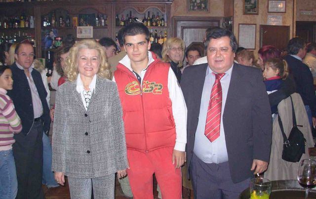 Aunque tengo cientos, o miles, de imágenes en mi hemeroteca personal y profesional, les dejo ésta de la familia Maquedano García en imagen del año 2006 en su local de El Fogón del Gato. Pilar, Sergio y el malogrado José Antonio