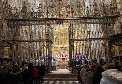 Cientos de fieles despiden al papa Benedicto XVI en la Catedral de Toledo