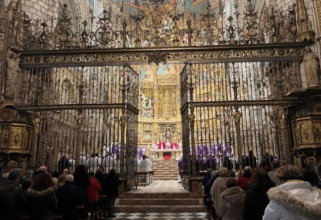 Cientos de fieles despiden al papa Benedicto XVI en la Catedral de Toledo