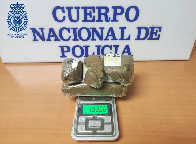 Intervienen 193 gramos de hachís a un joven tras forzar acceso a un centro comercial