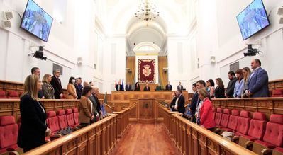 Minuto de silencio en las Cortes de CLM por los dos asesinatos machistas de Escalona y Piedrabuena