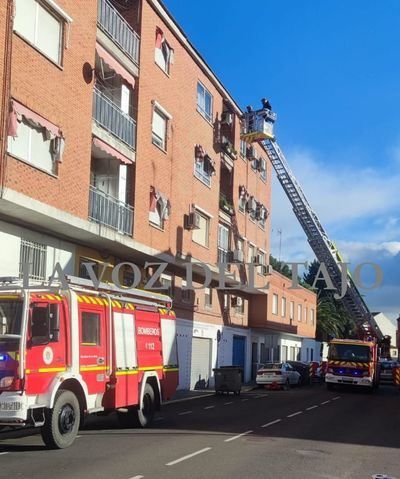 Los Bomberos intervienen ante la caída de cascotes de un edificio