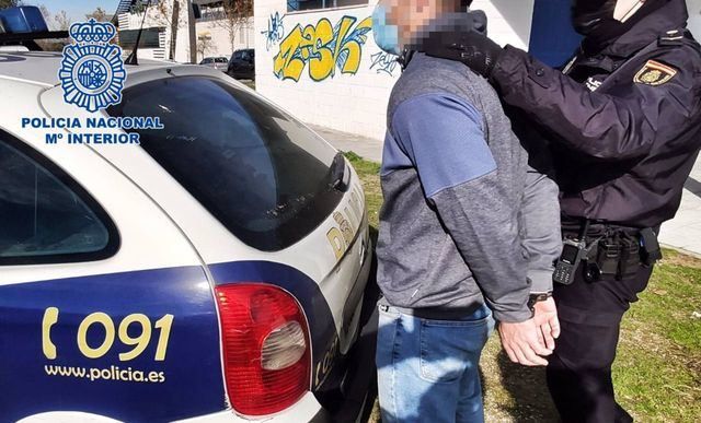 Detienen a un delincuente reincidente por robar en varios centros educativos