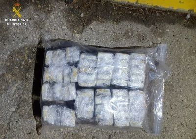 Pillado con 5 kilos de hachís en el maletero de su coche