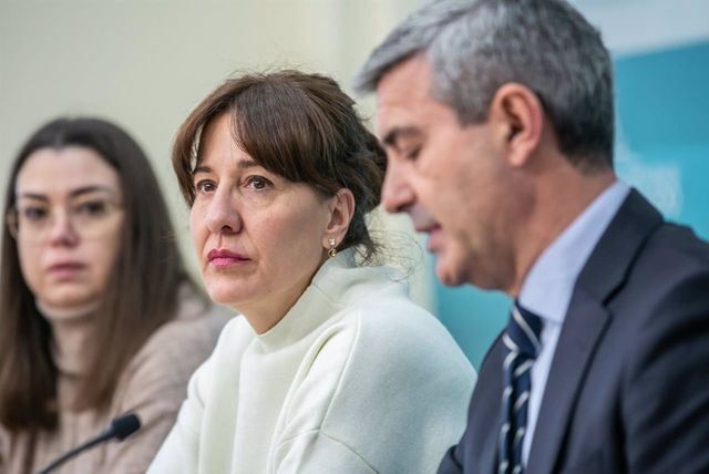 La consejera de Igualdad y portavoz del Gobierno regional, Blanca Fernández, y el presidente de la Diputación Provincial de Toledo, Álvaro Gutiérrez