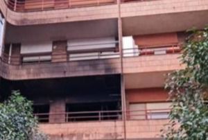 Incendio en un bloque de viviendas: una mujer de 70 años cae al vacío al huir del fuego