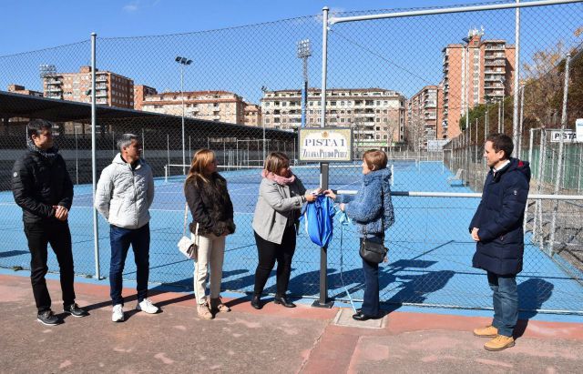 Tita García descubre una placa homenaje en el complejo deportivo ‘El Prado’