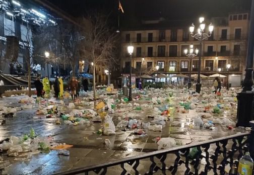 La otra cara del Carnaval: Zocodover repleto de basura