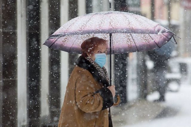 Una mujer se cubre de la nieve con un paraguas en Becerrea, en Lugo, Galicia (España) - Carlos Castro - Europa Press