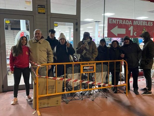 Vídeo: ‘El Rey del Embargo’ desata la “locura”, ya hay gente acampada en la puerta