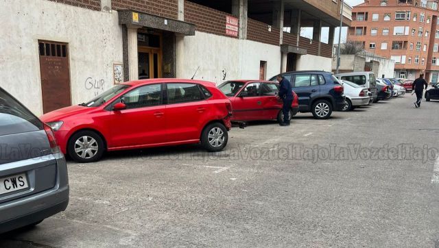 Un coche destroza tres vehículos aparcados en Talavera