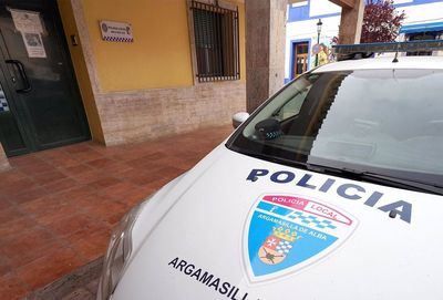 Policías locales evitan que una anciana se precipite desde su balcón