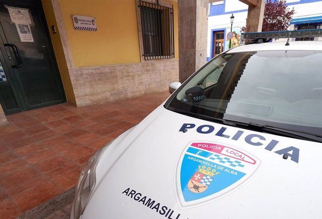 Policías locales evitan que una anciana se precipite desde su balcón