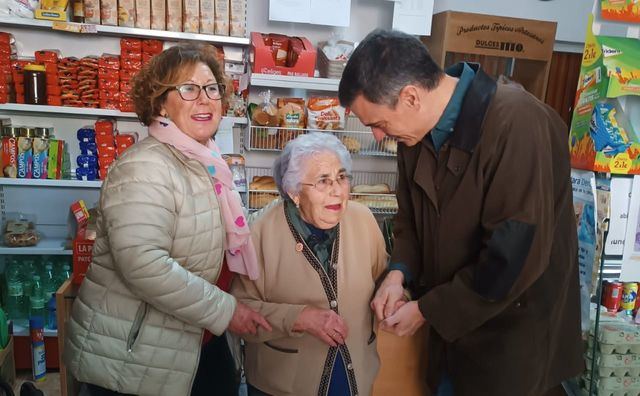 Pedro Sánchez acude por sorpresa a Azután (Toledo)